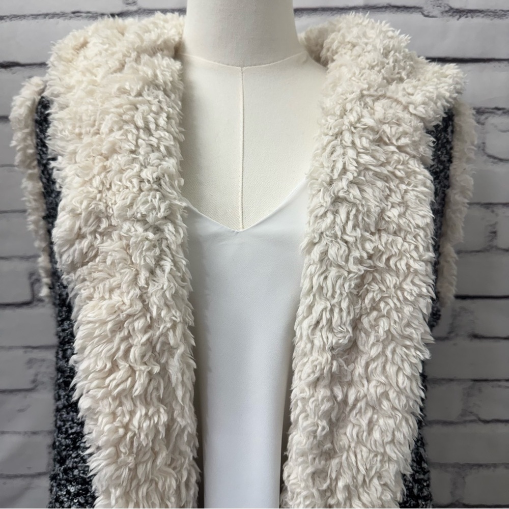 Women's Black‎ and White Sherpa Vest - Picture 2 of 14